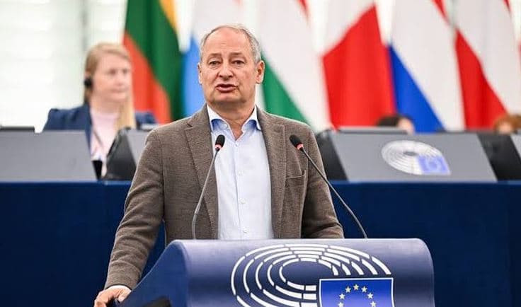 “Jam i shqetësuar, dhuna s’është zgjidhje pavarësisht nga vjen” – reagon raportuesi për Shqipërinë në PE