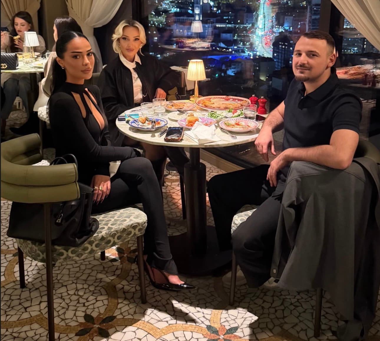 Featured image for Kader kalon pasditen me vëllain dhe motrën, shfaqen të lumtur së bashku