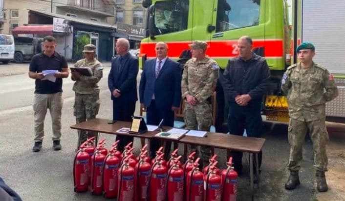 KFOR-i amerikan dhuron donacion për Njësinë e Zjarrfikësve në Gjilan