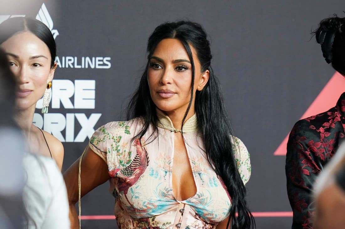 Featured image for Kim Kardashian përballet sërish me prezantuesin që e vuri në siklet, por këtë herë reagimi i saj ishte krejt ndryshe