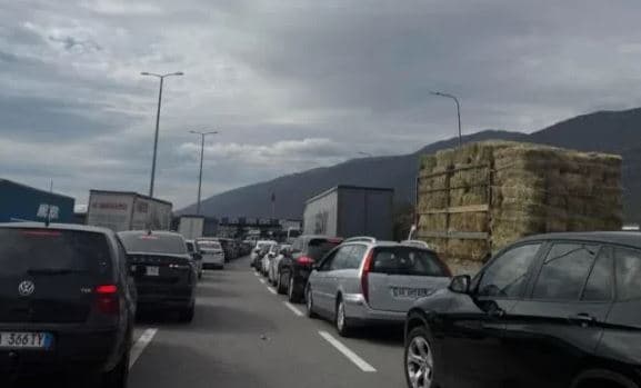 Featured image for Kolona të gjata në kufirin Kosovë–Shqipëri, shtohen kontrollet e automjeteve shkak i protestave në Shqipëri