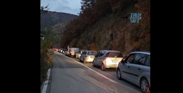 Kolonë e gjatë në Bërnjak, qytetarë nga veriu nisen drejt vendvotimeve në Serbi