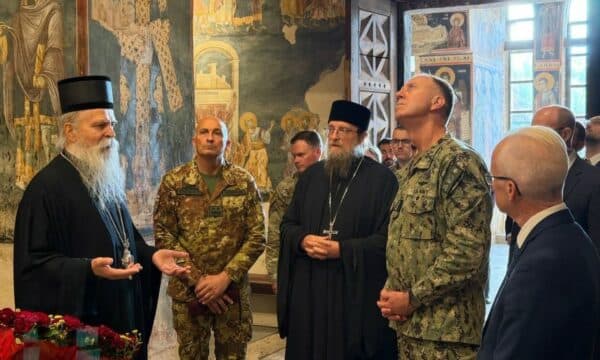 Featured image for Komandantët e NATO-s vizitojnë Manastirin e Graçanicës, KFOR-i rikonfirmon përkushtimin për mbrojtjen e trashëgimisë fetare në Kosovë