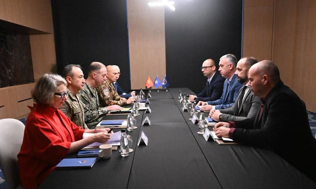 Komandanti i NATO-s dhe krerët e KFOR-it takojnë Listën Serbe, theksojnë se siguria kërkon zgjidhje politike