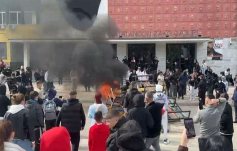 Korçë, gjykata liron dy të rinjtë e arrestuar për protestën, do hetohen me detyrim paraqitjeje
