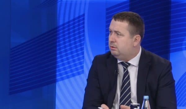Kthimi në Kuvend i Ligjit, Latifi: Po përjetohet si tradhti ndaj protestave, çmimin do ta paguaj PDK