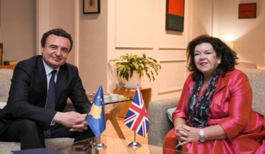 Kurti bisedon me të dërguarën britanike, Mbretëria e Bashkuar përgëzon Kosovën për funksionalizimin e institucioneve
