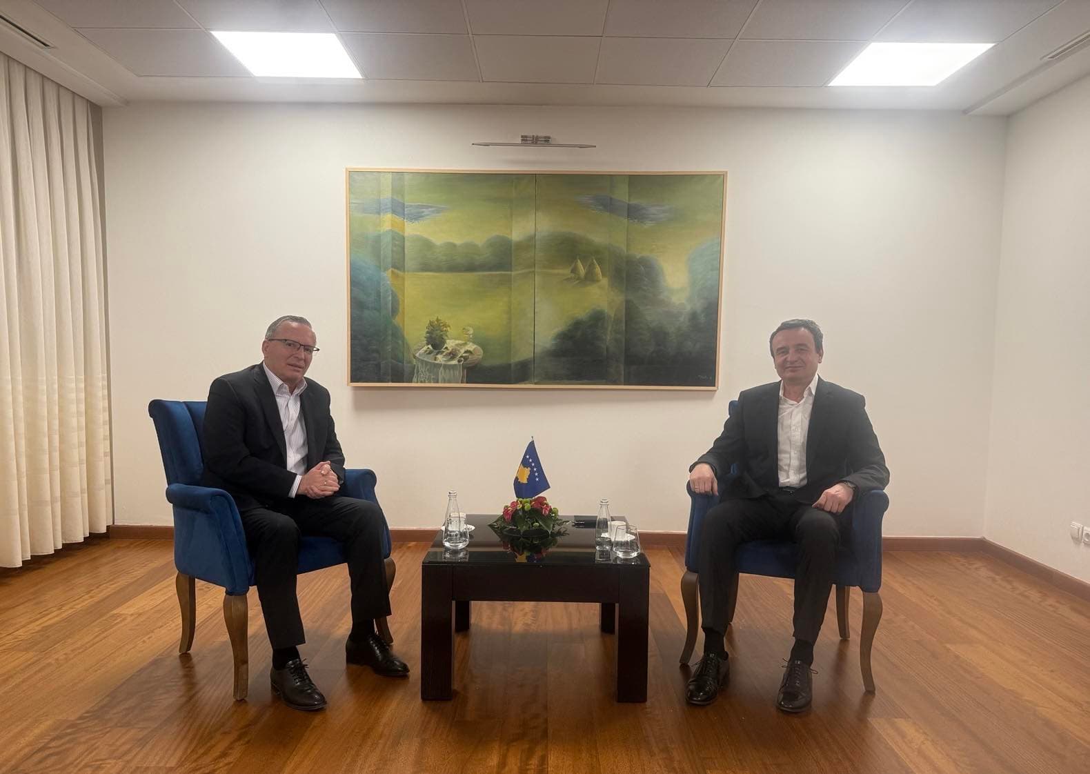 Kurti e komplikon marrëveshjen, i vendos kushte Hamzës për t’ia votuar ndryshimet në Ligjin për Specialen – PDK tërhiqet nga kërkesa që Presidenti t’iu takoj atyre