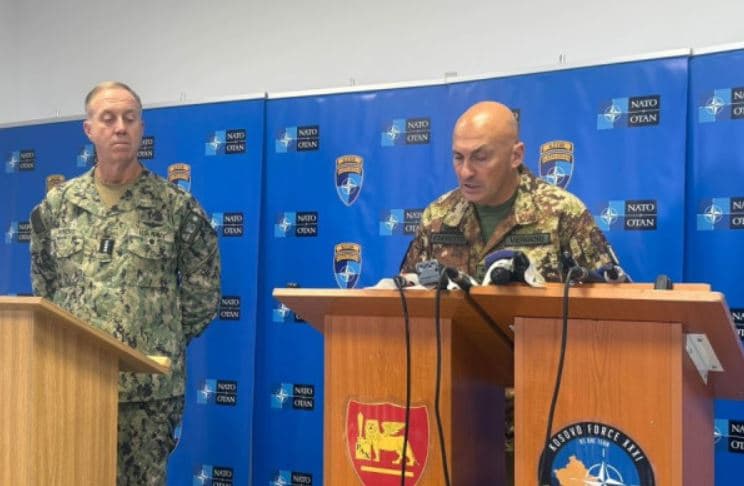 Kurti takohet me komandantin e NATO-s në Napoli dhe komandantin e ri të KFOR-it, në fokus siguria