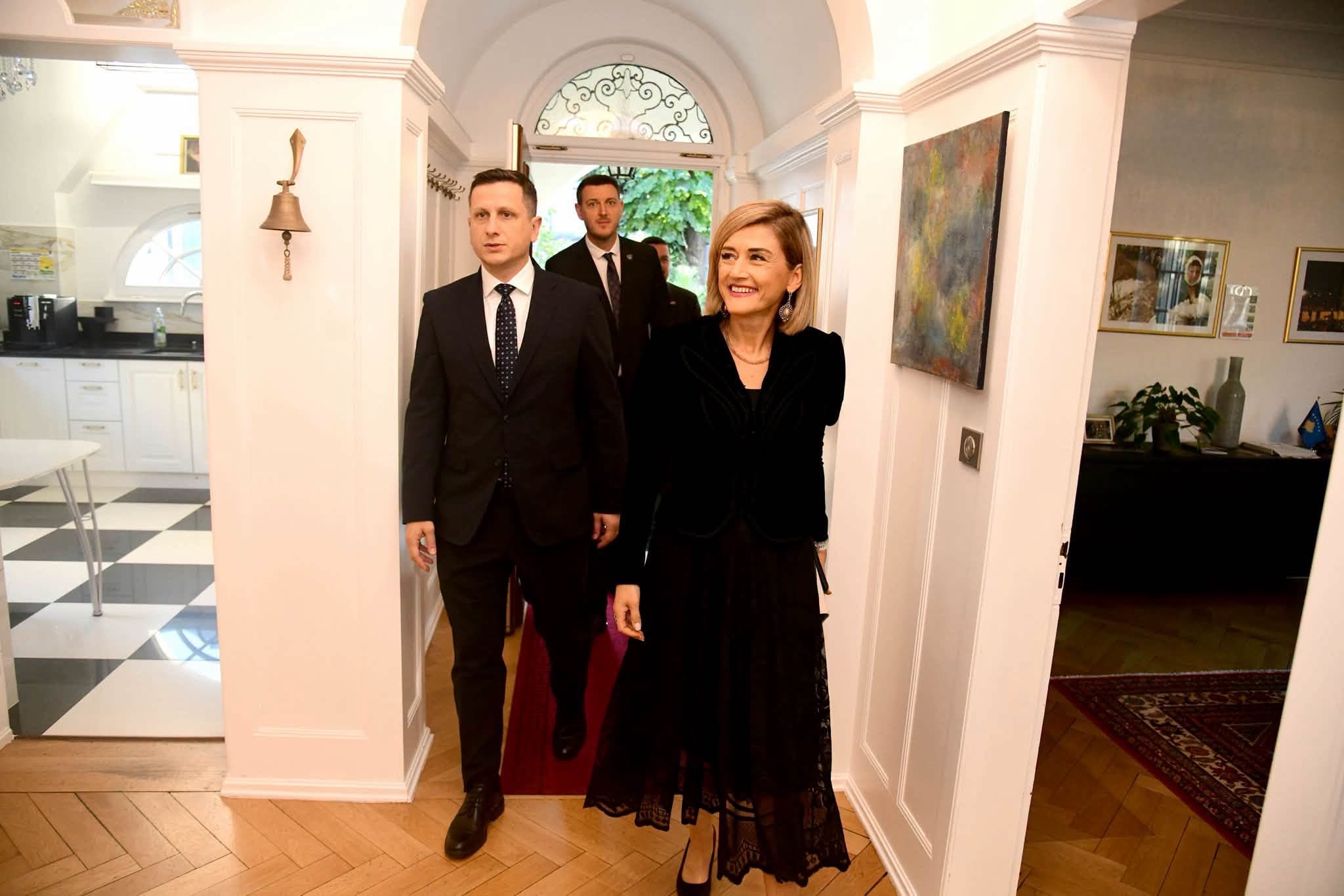 Featured image for Kusari-Lila viziton Ambasadën e Kosovës në Strasburg: Shteti ynë tashmë ka shtëpinë e vet në pronësi!