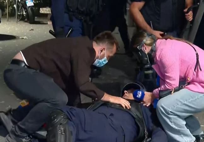 Featured image for Lëndohet polici në protestë – protestuesit nuk ndalen, sulmojnë me gurë