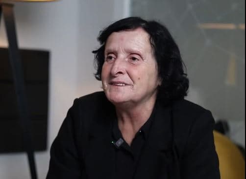 “Ma kanë mshel deren e shpisë, e kom një kërkesë për Albin Kurtin”, Kumrije Temaj flet me emocione për humbjen e djalit të saj