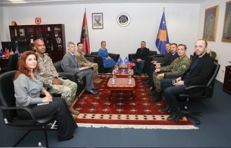Featured image for Maqedonci takohet me zyrtaren e USEUCOM-it, diskutojnë bashkëpunimin në mbrojtje