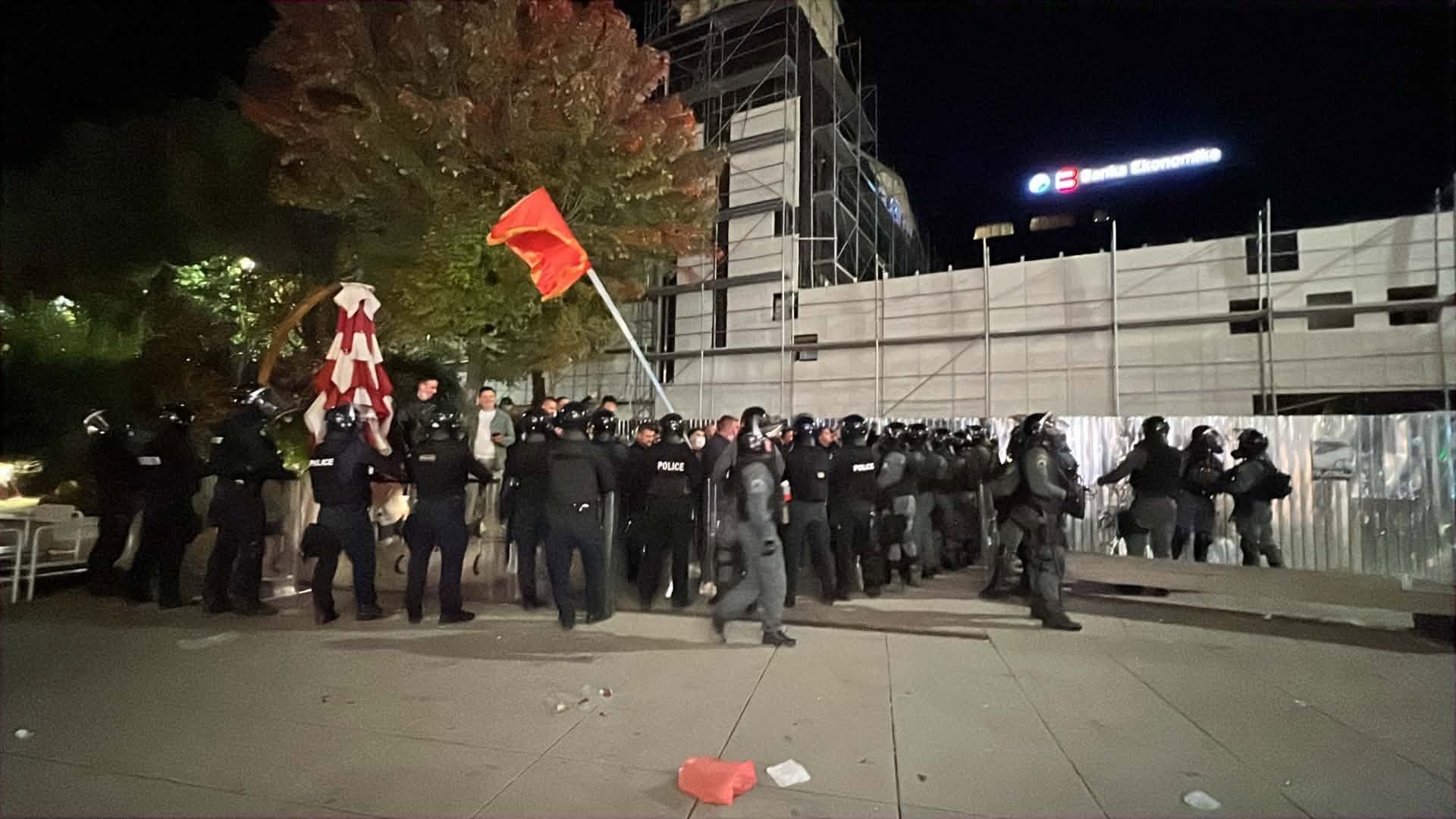 Mbyllet hyrja në një pjesë të sheshit “Skënderbeu”