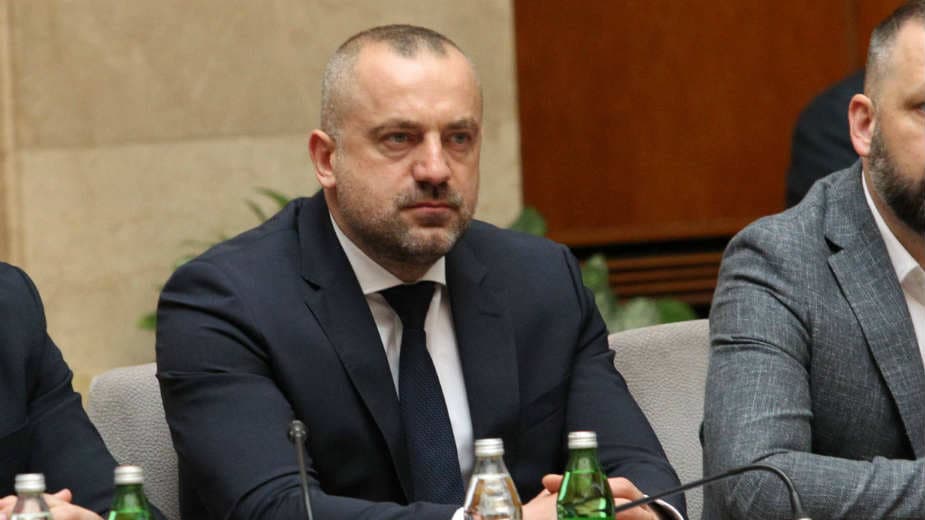 Më 21 dhjetor nis gjykimi në mungesë ndaj Milan Radoiçiqit dhe 19 të tjerëve për vrasjen e 107 civilëve në Gjakovë