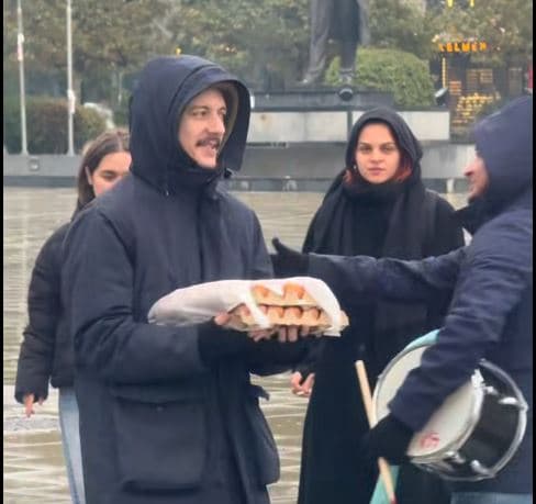 Me një komplet vezë, disa protestues arrijnë para qeverisë