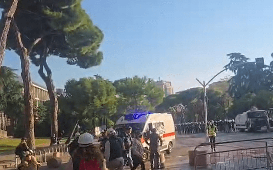Ministria e Shëndetësisë: Tre persona të lënduar gjatë protestës, mes tyre një 15-vjeçar