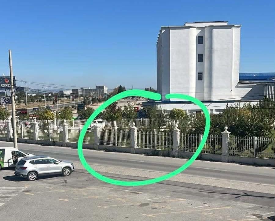 Featured image for Molotov në oborrin e shtëpisë së Ramiz Kelmendit në Pejë, Policia në kërkim të të dyshuarve