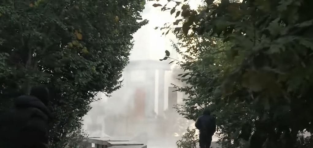 Featured image for Molotovë drejt Ministrisë së Mjedisit në Tiranë, flakët përfshijnë hyrjen e godinës, përplasje me policinë