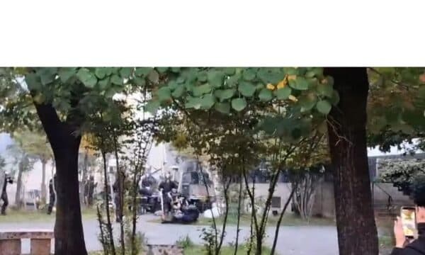 Molotovë drejt policisë në Tiranë, efektivi merr flakë gjatë protestës (VIDEO)