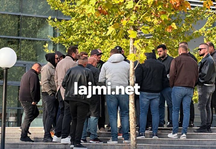 Momenti kur familjarët e Gani Gecit mësojnë vendimin e Gjykatës, pritën për më shumë se dy orë në Pallatin e Drejtësisë