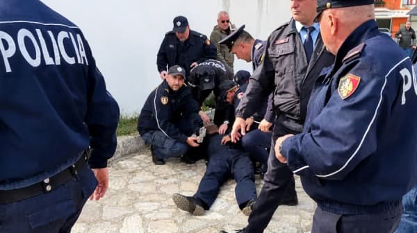 Mori plagë në kokë gjatë protestës, komandanti i policisë së Shkodrës dërgohet në spital