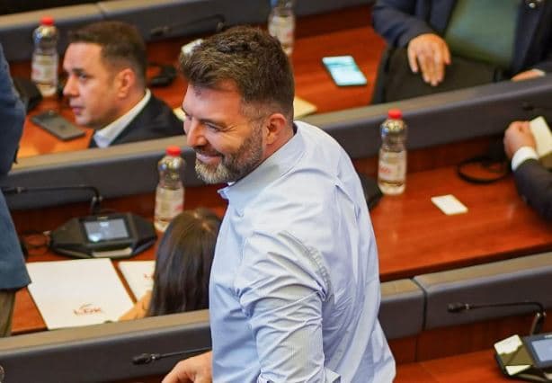 “Mos e harro UÇK-në, por as të ardhmen”, porosia e Ermal Sadikut për presidenten