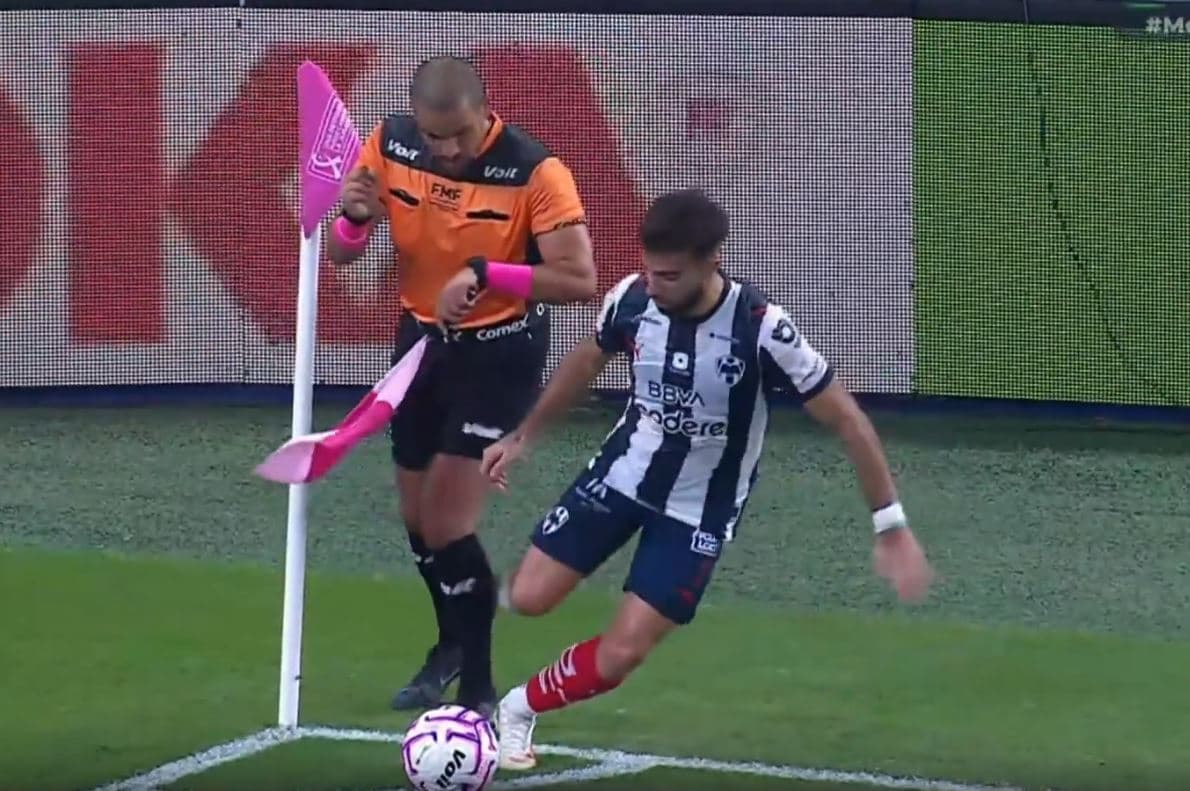 Featured image for Ndodh dhe kjo në Meksikë, futbollisti godet këmbën e referit në vend të topit gjatë kornerit