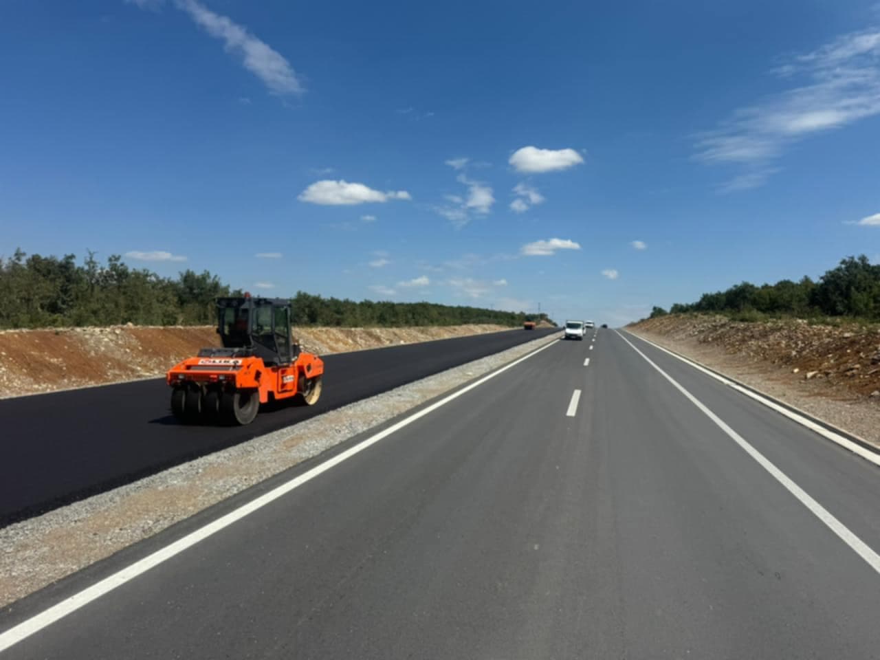Nënshkruhet kontrata e radhës për zgjerimin e rrugës Dollc-Zahaq