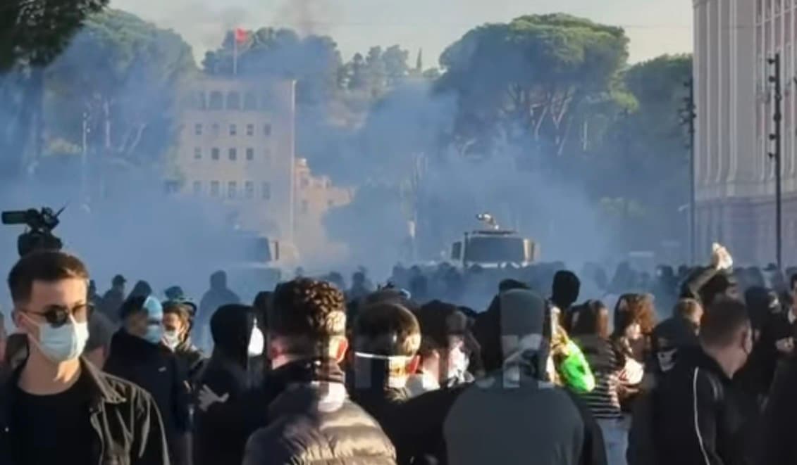 Featured image for Nëntë protestues dhe katër policë paraqiten në Spitalin e Traumës, gjendja e të lënduarve stabile