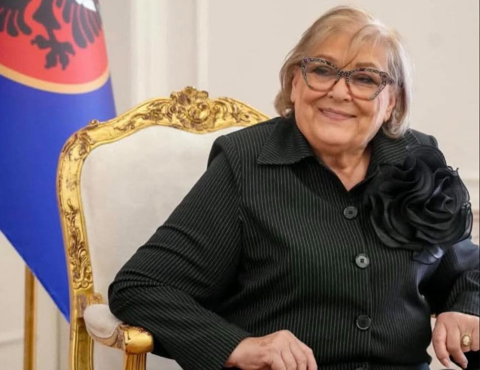 Featured image for Nga Atifete Jahjaga tek Justina Shiroka-Pula, brendi kosovar që po vesh presidentet