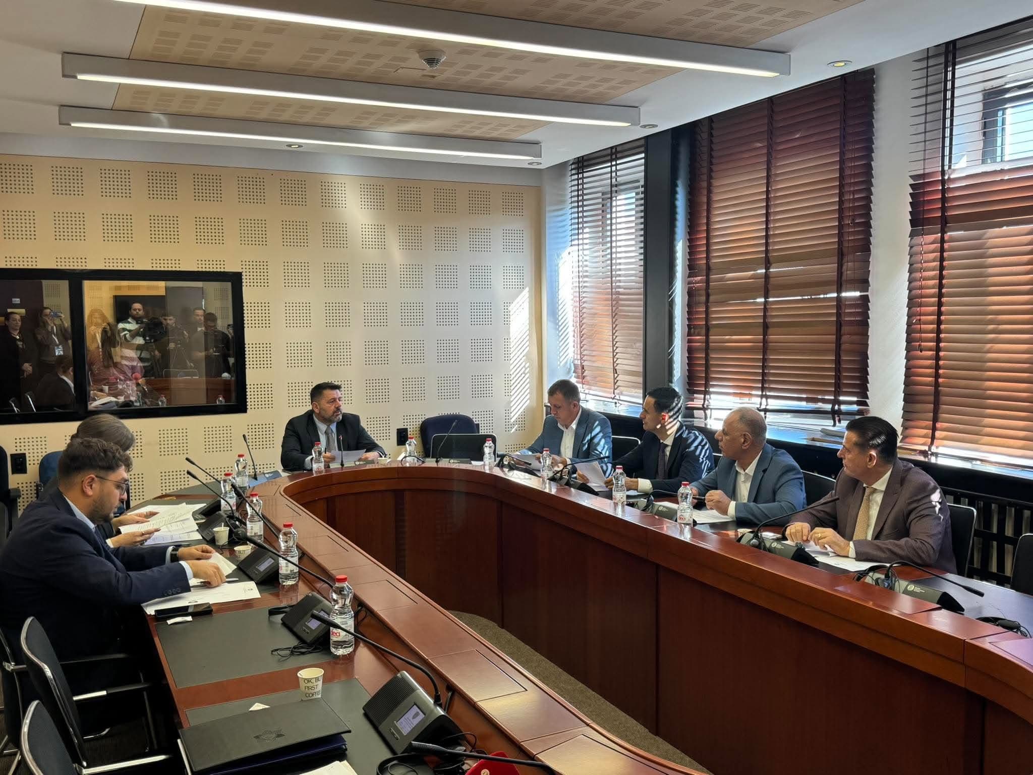 Nis mbledhja e Komisionit për Mbikëqyrjen e AKI-së, mbahet me dyer të mbyllura