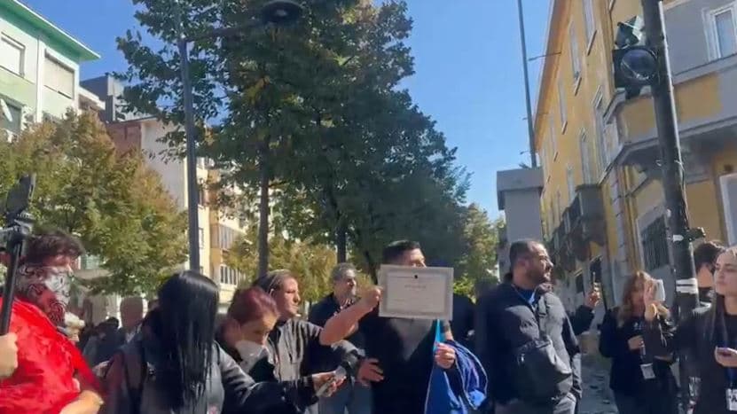 Nis protesta para Ministrisë së Arsimit në Tiranë, i riu gris në shenjë revolte certifikatën si fitues i Olimpiadës së Historisë