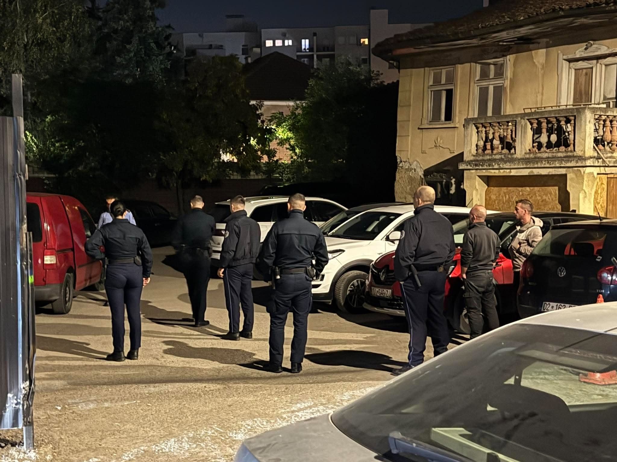 Një mjet i dyshimt në një vendparking në Prishtinë, afër Qeverisë
