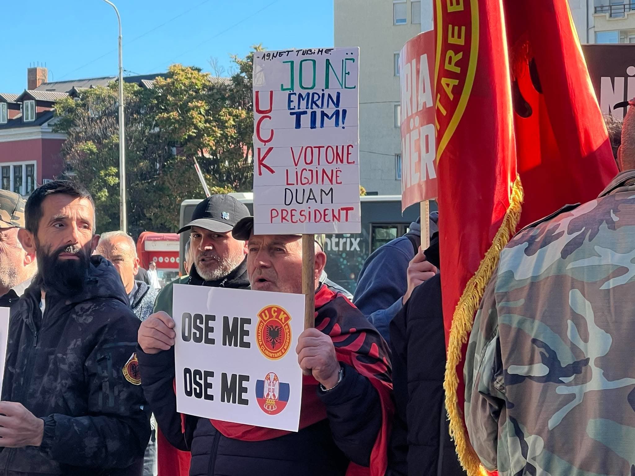 “Ose me UÇK-në ose me Serbinë” – Protestuesit të qartë me kërkesën e tyre para Kuvendit