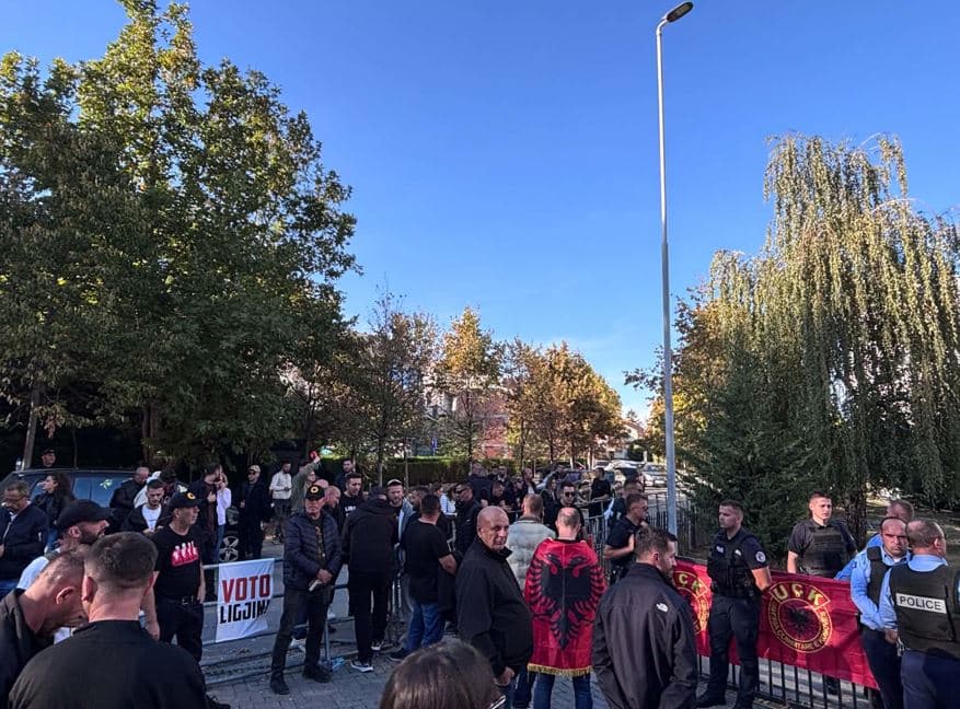 OVL UÇK-së me thirrje për nesër: Mëngjesi duhet të na gjejë të gjithëve në sheshin e Prishtinës
