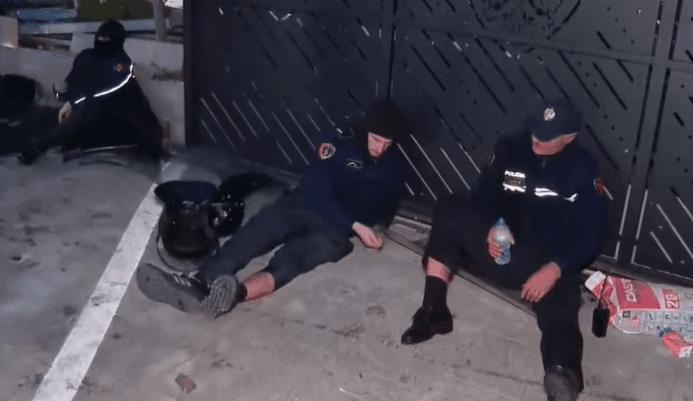 Pamje dramatike në Komisariatin nr.3, punonjës policie të shtrirë në tokë – disa të plagosur