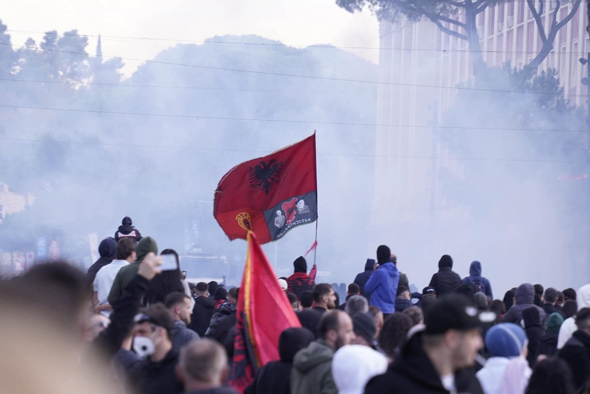 Pamje nga protesta e studentëve në Tiranë – në mesin e turmës valon edhe flamuri i UÇK-së