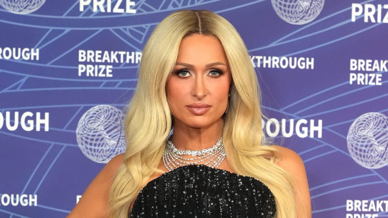 Featured image for Paris Hilton i përgjigjet kritikave për kostumet e Halloween-it në filmin “E bukura dhe bisha”