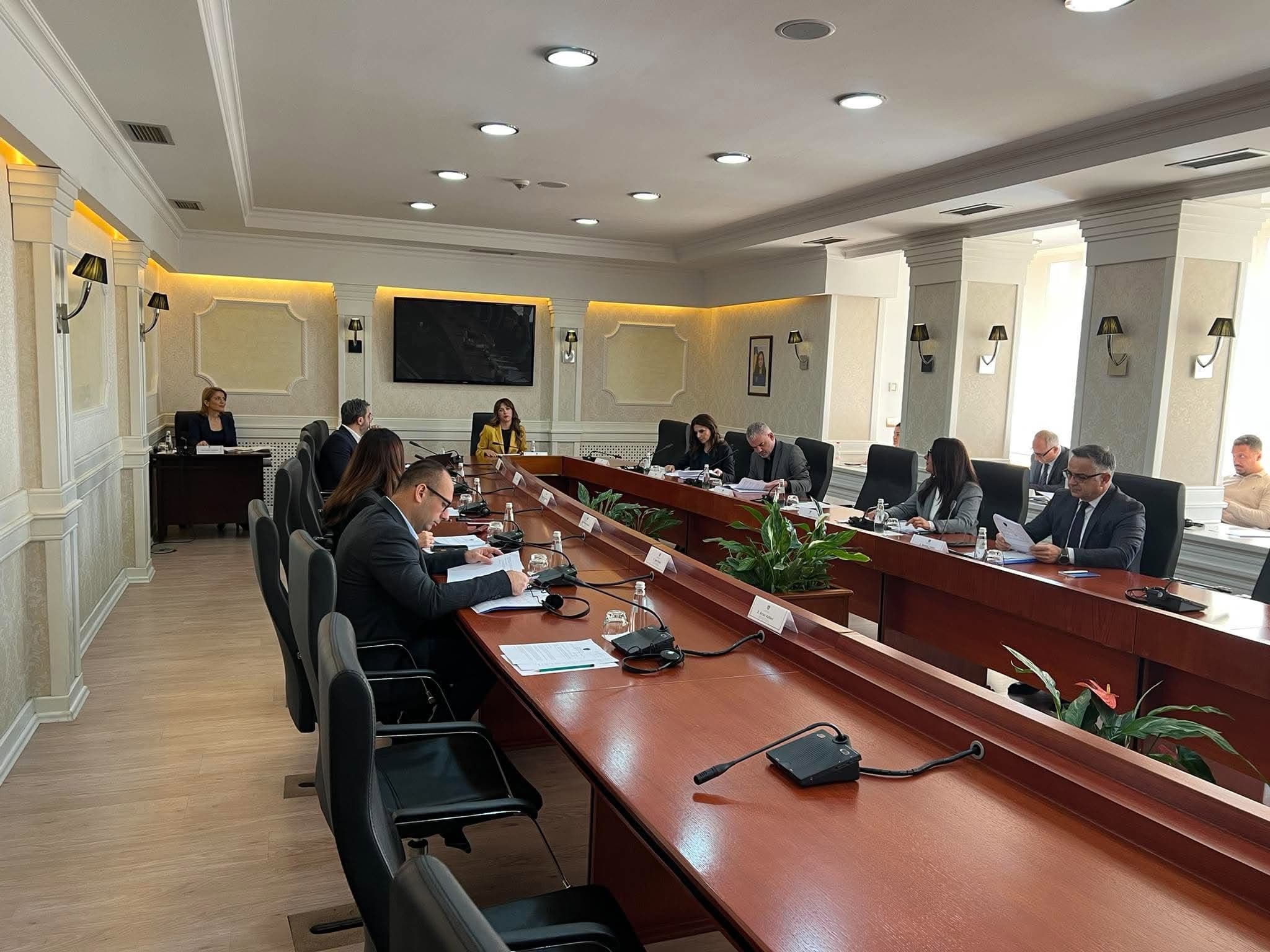 Partitë parlamentare reagojnë pas kritikave të Marta Kos për ligjin e Speciales