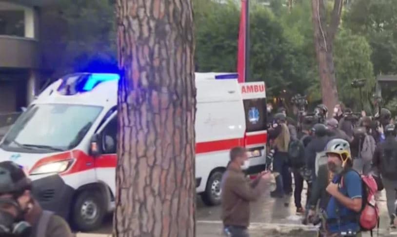 Pas 15 minutave, ambulanca arrin në bulevard për ta marrë protestuesin që është në gjendje të rëndë, pa ndjenja