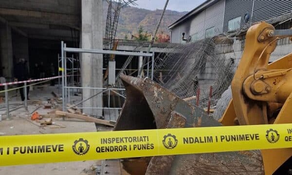 Featured image for Pas lëndimit të gjashtë punëtorëve nga rënia e pllakës së betonit në Prizren, ndalen punimet në objekt
