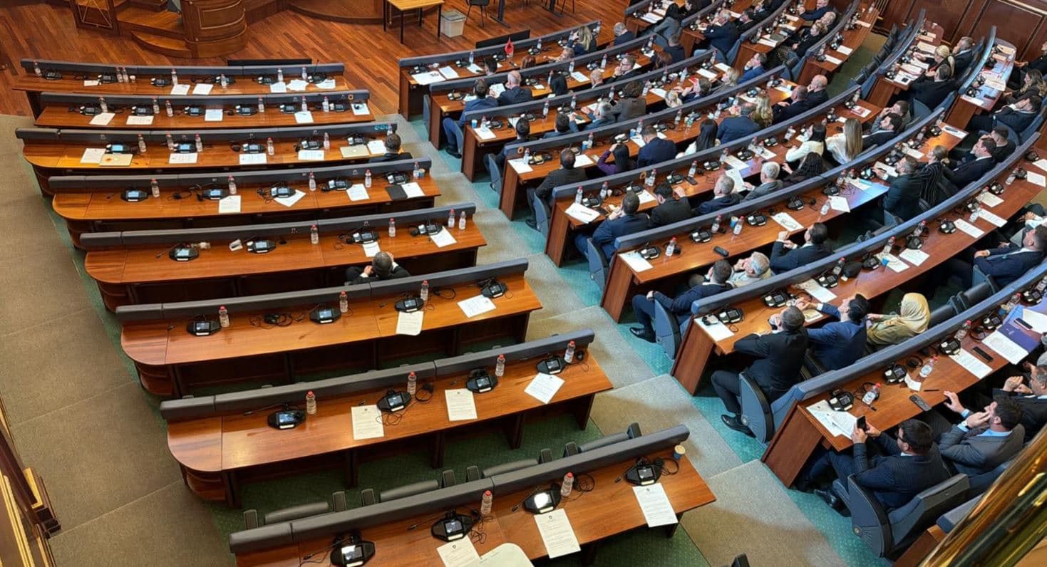 PDK-ja lëshon sallën e kuvendit pasi s’u miratua kërkesa e tyre- në sallë mbetet vetëm Rrustem Mustafa