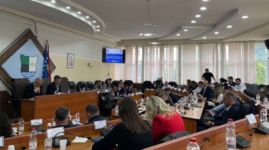 PDK-ja lëshon seancën në Mitrovicë, Ibrahimi akuzon Pecin për gjuhë fyese ndaj opozitës