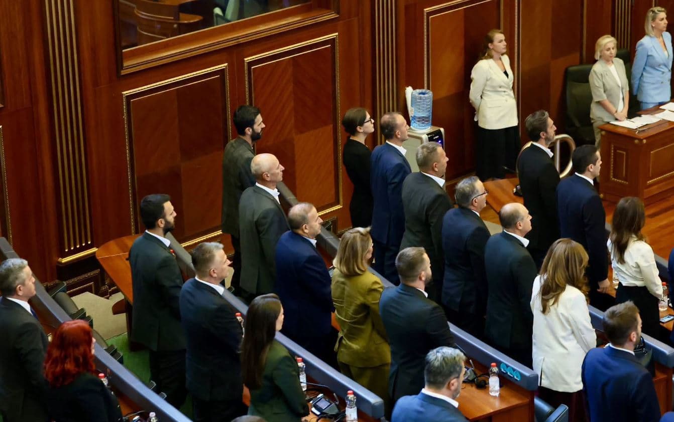 “Për UÇK-në! Për çlirimtarët! Për drejtësinë!” PDK me mesazh para seancës për Specialen