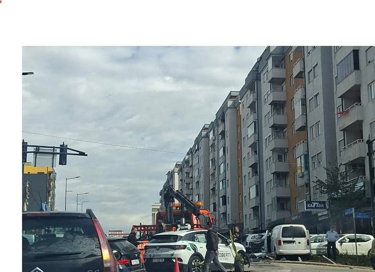 Përplasen dy vetura në Prishtinë, dy persona marrin tretman mjekësor