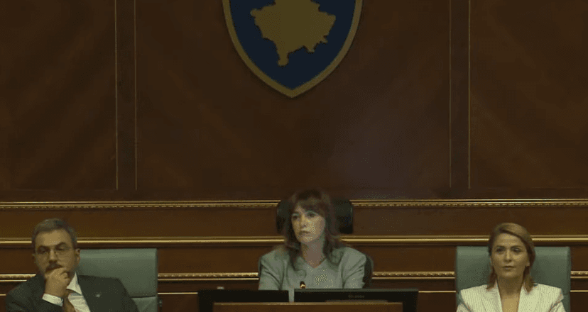 Përplasen Tahiri e Haxhiu në Kuvend pas vr*sjes së Arlindës, debatojnë për dorëheqjet dhe përgjegjësinë institucionale