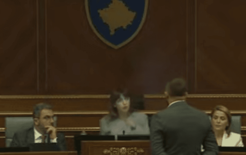Përplasje mes Haxhiut dhe Lushtakut në Kuvend, kryeparlamentarja ia kujton akuzat dhe incidentin e kaluar