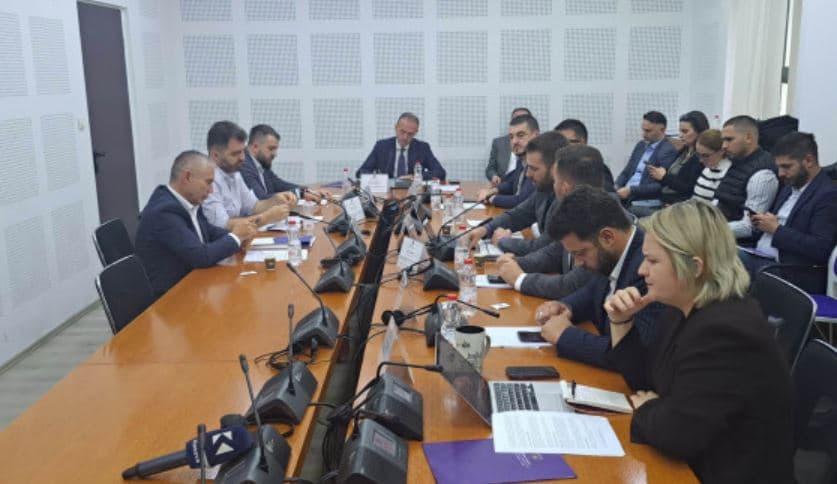 Përplasje në Komisionin për Ekonomi për mosraportimin e Neime Binakut, opozita kërkon debat për gjendjen në Autoritetin e Konkurrencës