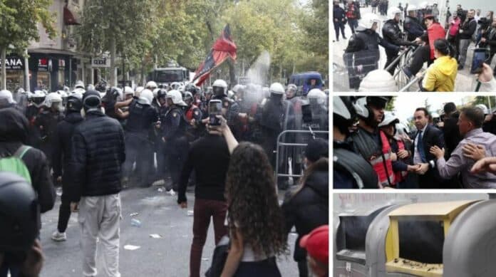 Përshkallëzohet protesta para Kuvendit në Shqipëri: Përplasje fizike, gaz lotsjellës dhe bllokim rrugësh